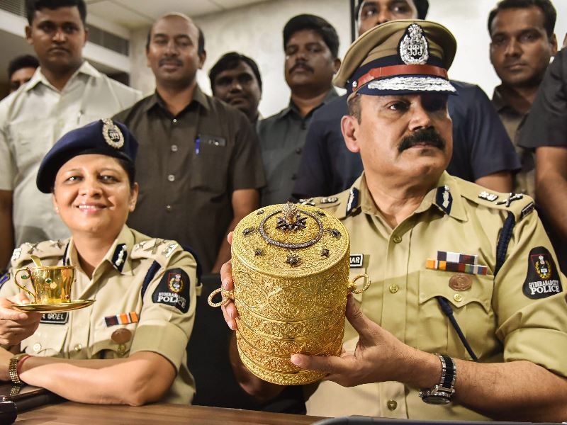 तीन खानों वाले इस टिफिन बॉक्स का वजन 2 किलोग्राम है