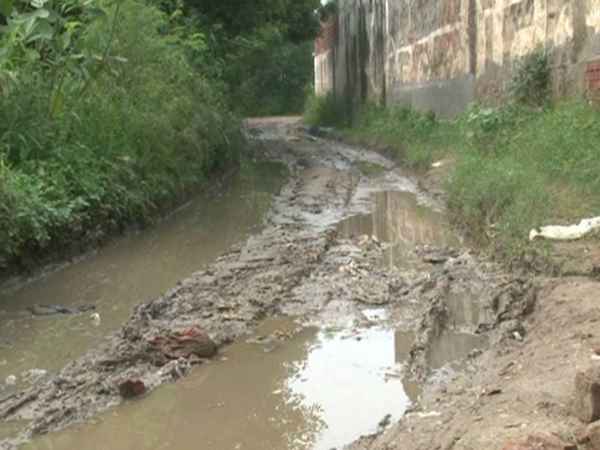 गड्ढों भरे रास्ते पर चलते समय गिरकर हुई थी चोटिल