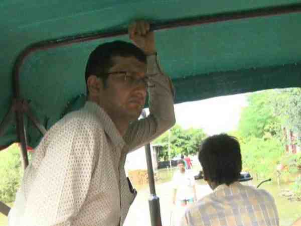 यूपी: डीएम ने बाढ़ग्रस्त इलाकों का ट्रैक्टर से किया मुआयना, राहत सामग्री पहुंचाने के लिए किया भ्रमण यूपी: डीएम ने बाढ़ग्रस्त इलाकों का ट्रैक्टर से किया मुआयना, राहत सामग्री पहुंचाने के लिए किया भ्रमण