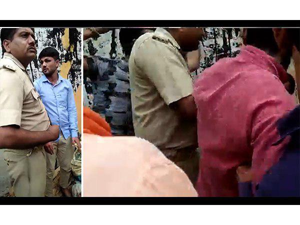 पुलिस के सामने हुई छात्र की पिटाई