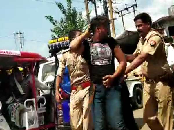 shahjahanpur police beats a man very badly shahjahanpur police beats a man very badly