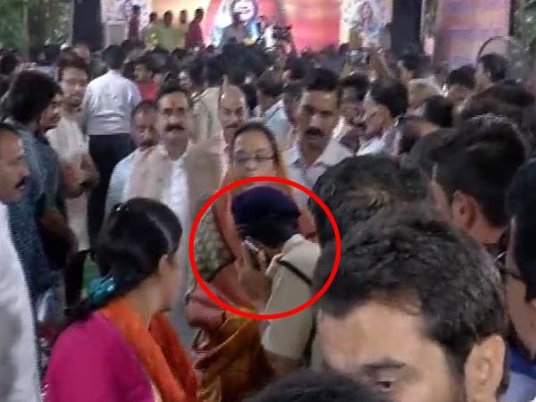 mp police ASP touched the feet of ashivraj singhs wife sadhna singh video goes viral mp police ASP touched the feet of ashivraj singhs wife sadhna singh video goes viral