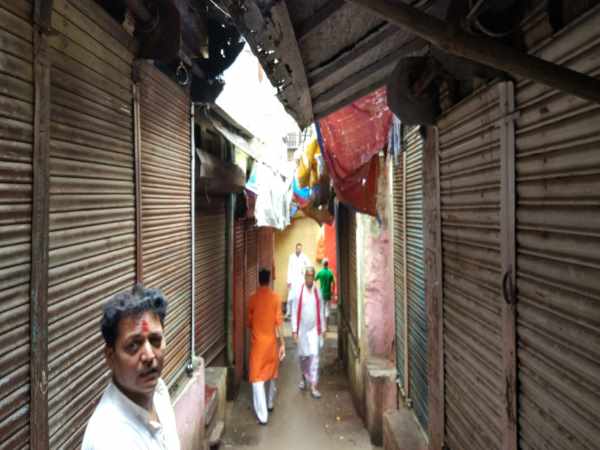 कलक्ट्रेट में प्रदर्शन और विन्ध्याचल मंदिर की दुकानें बंद