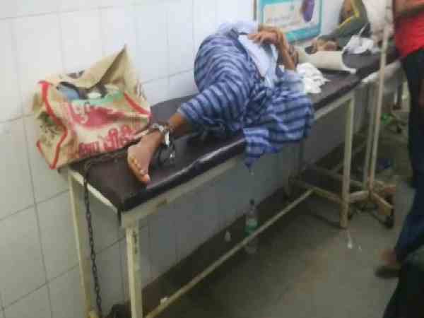 prisoner stucked with the chain during his treatment