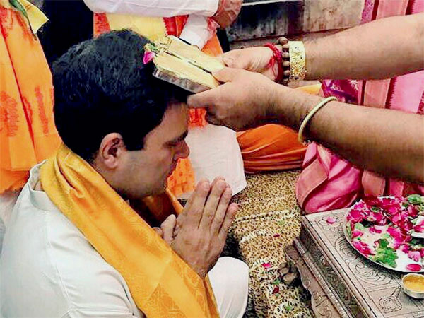 यूपी के इस राम मंदिर से राहुल गांधी ने की रैली की शुरूआत, पोस्टर ब्वॉय से की मुलाकात