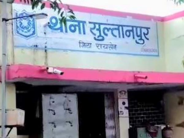 आरोपियों ने कल्लू को पेड़ से बांधकर उसे लाठियों से पीटा