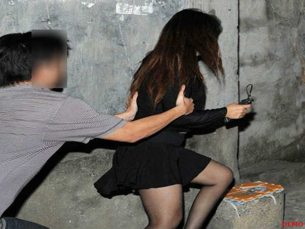 यूपी: अस्पताल की महिला कर्मचारी ने डॉक्टर पर लगाया आरोप, कहा छेड़खानी और अभद्र भाषा का करते हैं प्रयोग यूपी: अस्पताल की महिला कर्मचारी ने डॉक्टर पर लगाया आरोप, कहा छेड़खानी और अभद्र भाषा का करते हैं प्रयोग