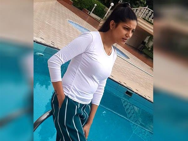 बिना मेकअप भी इंटरनेट पर छाईं सपना बिना मेकअप भी इंटरनेट पर छाईं सपना