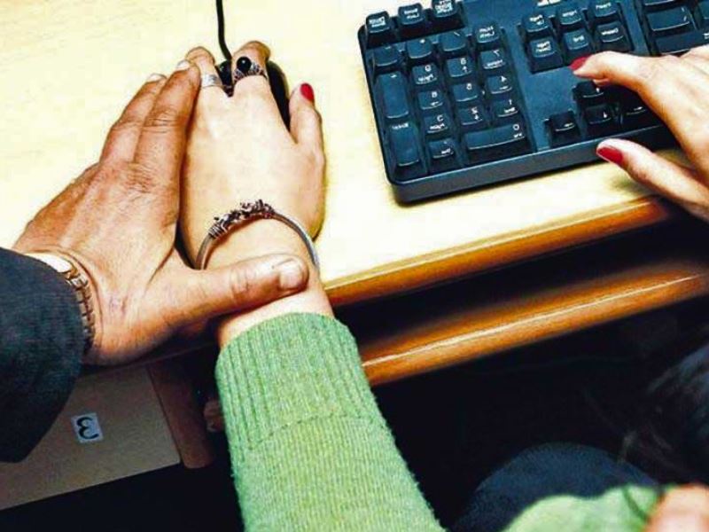 सरेआम ऑफिस में करता था अपमानित