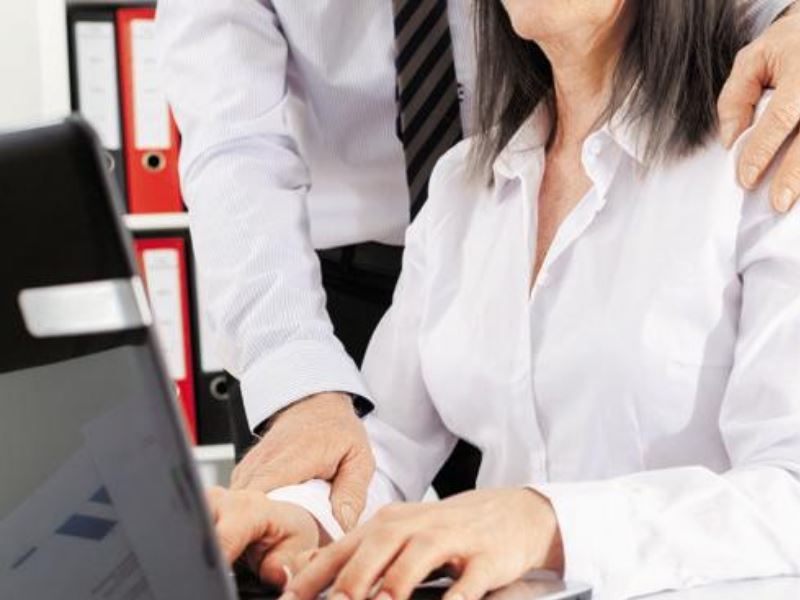 सीनियर के व्यवहार से इतनी परेशान है कि उसे मनोचिकित्सक के पास जाना पड़ा