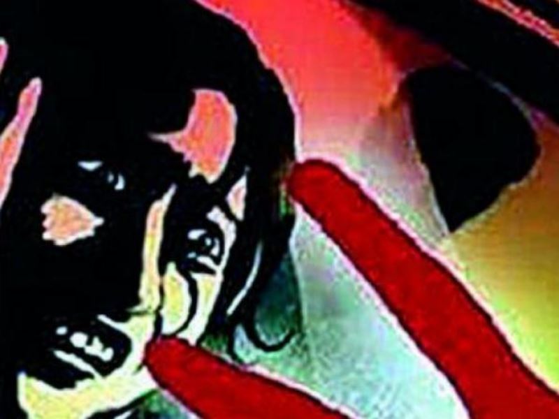 कॉन्ट्रेक्ट रेन्यू करने के लिए मांग रहा था फेवर