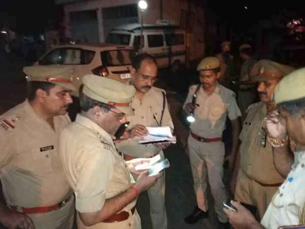 दो गुटों में हुई फायरिंग