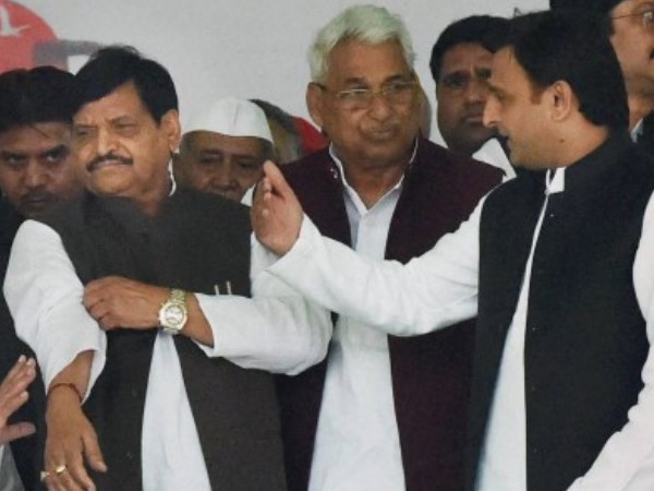 नेताजी का आशीर्वाद हमारे यानी सेक्युलर मोर्चा के साथ है