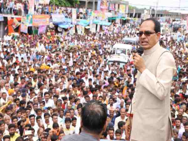 पथराव के समय मुख्यमंत्री रथ में मौजूद थे