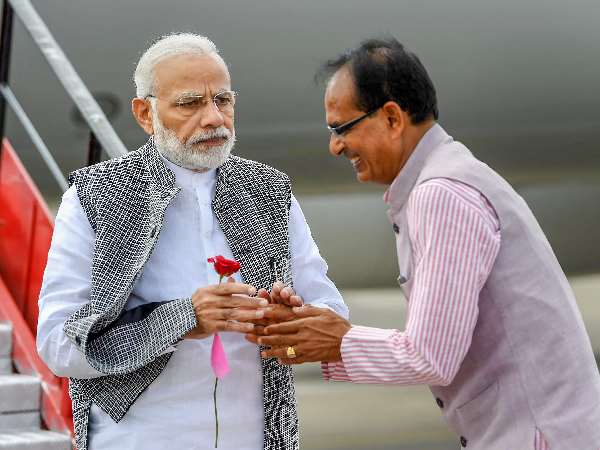 जनता के पैसों से बन रहे हैं घर जनता के पैसों से बन रहे हैं घर