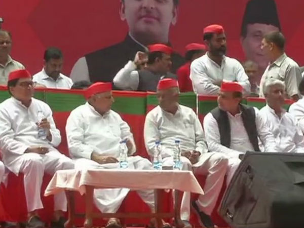  एक साथ मंच पर नजर आए मुलायम-अखिलेश 