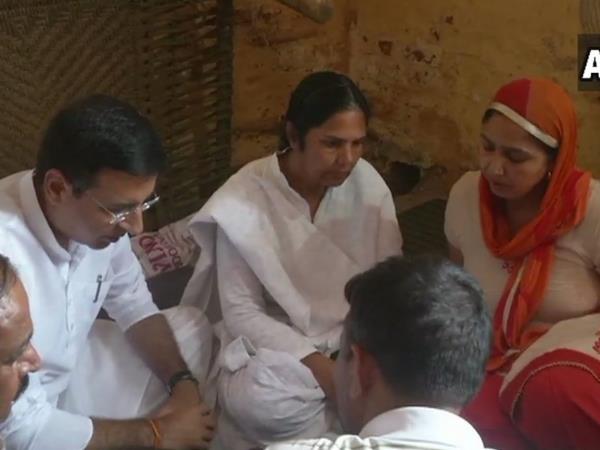 नई दिल्ली। कांग्रेस प्रवक्ता रणदीप सिंह सुरजवाला ने कहा है कि बॉर्डर पर बीएसएफ के जवान का बर्बरता से कत्ल कर दिया गया, आखिर सरकार कहां है। सुरजेवाला ने कहा, पहले हेमराज अब नरेंद्र सिंह की पाकिस्तानी फौज ने बर्बरता से हत्या कर दी। सरकार क्या कर रही है। कहां गया 56 इंच का सीना और कहीं गई लाल आंख. कहां गया एक के बदले दस सिर लााने के वादा। मोदी जी सेना का इस्तेमाल राजनीति के लिए तो करते हैं लेकिन फौजियों और देश की सुरक्षा पर बिल्कुल नहीं सोचते। देश जवाब चाहता है और मोदी को इस पर जवाब देना होगा। बीएसएफ के हेड कांस्टेबल नरेद्र सिंह के जम्मू के रामगढ़ में फायरिंग के दौरान गायब हो जाने और बाद में उनकी लाश मिलने पर कांग्रेस प्रवक्ता की ओर से ये सवाल केंद्र की सरकार से किए गए हैं। नरेंद्र सिंह के साथ दरिंगदी की बात सामने आई है। उनके शव के साथ भी बर्बरता की गई है। उनकी आंख निकाली घई और टांगें भी काटी गईं। सुरजेवाला ने गुरुवार को सोनीपत पहुंच शहीद के घरवालों से भी मुलाकात की है। एक और ट्वीट में सुरजेवाला ने कहा, मोदीजी, फ़ौजी देश का आत्मसम्मान हैं। उस स्वाभिमान को अगवा कर, आँखें निकाल, टाँगें काट, गला रेत, नापाक पाक ने हत्या कर डाली। शहीद नरेंद्र सिंह ने तो भारत माँ की सुरक्षा का सौभाग्य अपने ख़ून से लिखा। पर क्या आपका ख़ून नहीं खौलता? क्या अंतरात्मा नहीं कचौटती? देश जबाब माँगता है। वहीं दिल्ली के मुख्यमंत्री अरविंद केजरीवाल ट्वीट किया है, प्रधानमंत्री जी जवाब दें कि आखिर कब तक भारत के सैनिकों पर अत्याचार जारी रहेगा? कब तक भारत पाकिस्तान के सामने बेबस रहेगा? आखिर क्या मजबूरियां हैं प्रधान मंत्री जी की? नई दिल्ली। कांग्रेस प्रवक्ता रणदीप सिंह सुरजवाला ने कहा है कि बॉर्डर पर बीएसएफ के जवान का बर्बरता से कत्ल कर दिया गया, आखिर सरकार कहां है। सुरजेवाला ने कहा, पहले हेमराज अब नरेंद्र सिंह की पाकिस्तानी फौज ने बर्बरता से हत्या कर दी। सरकार क्या कर रही है। कहां गया 56 इंच का सीना और कहीं गई लाल आंख. कहां गया एक के बदले दस सिर लााने के वादा। मोदी जी सेना का इस्तेमाल राजनीति के लिए तो करते हैं लेकिन फौजियों और देश की सुरक्षा पर बिल्कुल नहीं सोचते। देश जवाब चाहता है और मोदी को इस पर जवाब देना होगा। बीएसएफ के हेड कांस्टेबल नरेद्र सिंह के जम्मू के रामगढ़ में फायरिंग के दौरान गायब हो जाने और बाद में उनकी लाश मिलने पर कांग्रेस प्रवक्ता की ओर से ये सवाल केंद्र की सरकार से किए गए हैं। नरेंद्र सिंह के साथ दरिंगदी की बात सामने आई है। उनके शव के साथ भी बर्बरता की गई है। उनकी आंख निकाली घई और टांगें भी काटी गईं। सुरजेवाला ने गुरुवार को सोनीपत पहुंच शहीद के घरवालों से भी मुलाकात की है। एक और ट्वीट में सुरजेवाला ने कहा, मोदीजी, फ़ौजी देश का आत्मसम्मान हैं। उस स्वाभिमान को अगवा कर, आँखें निकाल, टाँगें काट, गला रेत, नापाक पाक ने हत्या कर डाली। शहीद नरेंद्र सिंह ने तो भारत माँ की सुरक्षा का सौभाग्य अपने ख़ून से लिखा। पर क्या आपका ख़ून नहीं खौलता? क्या अंतरात्मा नहीं कचौटती? देश जबाब माँगता है। वहीं दिल्ली के मुख्यमंत्री अरविंद केजरीवाल ट्वीट किया है, प्रधानमंत्री जी जवाब दें कि आखिर कब तक भारत के सैनिकों पर अत्याचार जारी रहेगा? कब तक भारत पाकिस्तान के सामने बेबस रहेगा? आखिर क्या मजबूरियां हैं प्रधान मंत्री जी की?