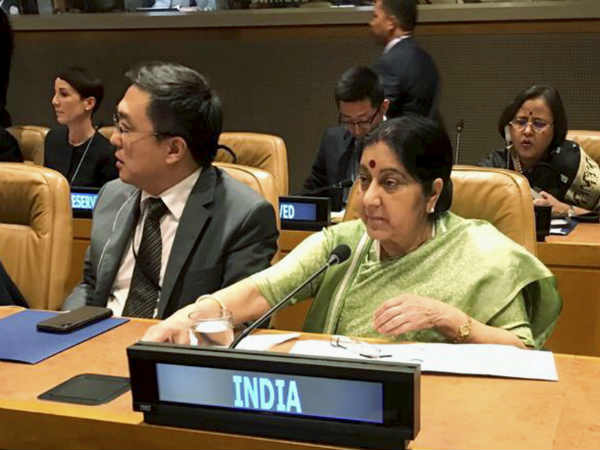 बीच में ही मीटिंग छोड़कर चली गईं सुषमा 