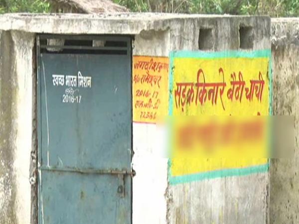 शालीनता के संदेशों की धज्जियां उड़ाते स्लोगन्स