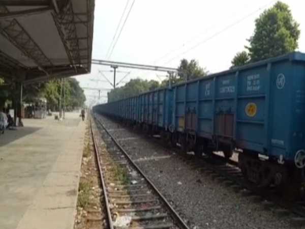 packets of drugs worth lakhs of rupees recovered from the train