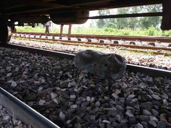 goods trrain derails in shahjahanpur, trains stopped for three hours