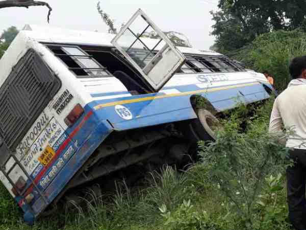 ड्राइवर को आई झपकी, बिजली के खंभे को तोड़ खाईं में जा गिरी बस