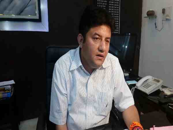 यूपी: जिलाधिकारी के खौफ से बिजली विभाग के कर्मचारियों ने की सामूहिक तबादले की मांग