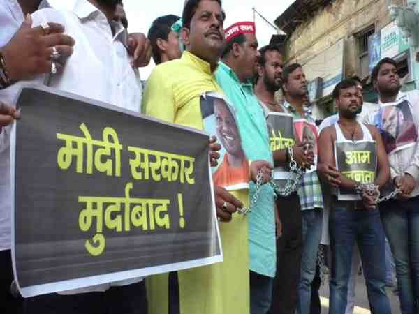 संसद से सड़क तक मंहगाई का विरोध संसद से सड़क तक मंहगाई का विरोध