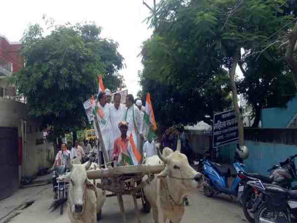 यूपी: भारत बंद कराने बैल गाड़ी से निकले कांग्रेसी नेता, नगर भ्रमण कर बंद कराई दुकाने यूपी: भारत बंद कराने बैल गाड़ी से निकले कांग्रेसी नेता, नगर भ्रमण कर बंद कराई दुकाने