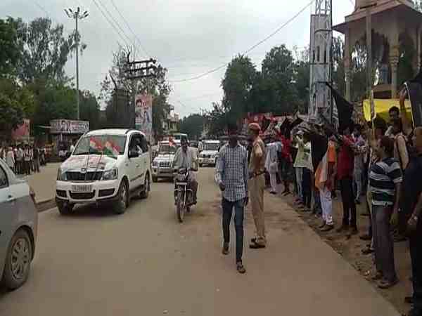  कतार में खड़े होकर कांग्रेस का किया विरोध