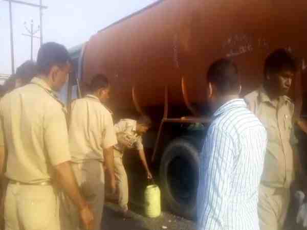 यूपी पुलिस ने एक बार फिर किया वर्दी को शर्मासार, टैंकर से पेट्रोल चोरी करने का वीडियो हुआ वायरल यूपी पुलिस ने एक बार फिर किया वर्दी को शर्मासार, टैंकर से पेट्रोल चोरी करने का वीडियो हुआ वायरल