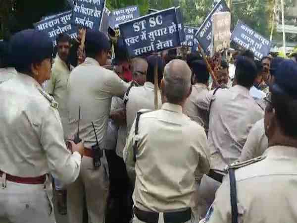 मध्य प्रदेश: एससी/एसटी एक्ट के विरोध में इस दल ने सुमित्रा महाजन के घर को बनाया निशाना मध्य प्रदेश: एससी/एसटी एक्ट के विरोध में इस दल ने सुमित्रा महाजन के घर को बनाया निशाना