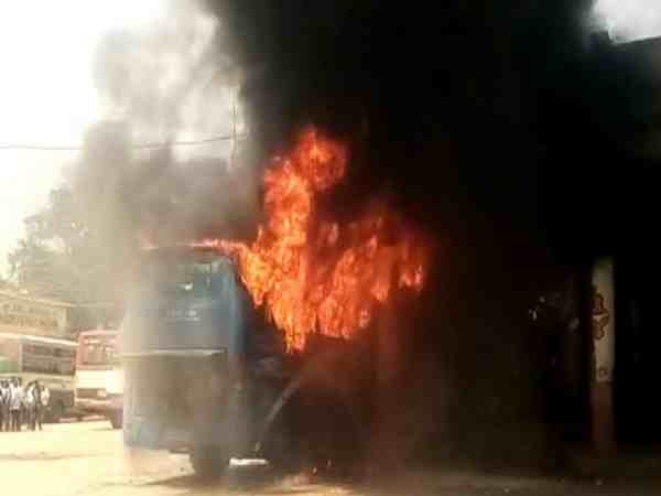 यूपी: मोदी-योगी से ना मिलने देने से नाराज अकेली महिला ने फूंका बस, पुलिस के सामने गलती को स्वीकारा यूपी: मोदी-योगी से ना मिलने देने से नाराज अकेली महिला ने फूंका बस, पुलिस के सामने गलती को स्वीकारा