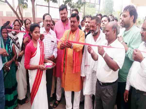 स्वास्थ मेले में अधिकारी और नेता थे मशगूल