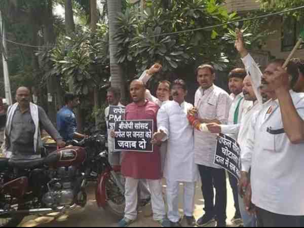 यूपी: राफेल बना भाजपा के गले की फांस, कांग्रेसियो ने सांसद श्यामा चरण के आवास पर फेकीं चूड़ियां