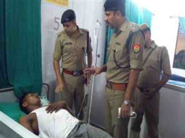 खाने में बदबू के बावजूद दिया गया खाना