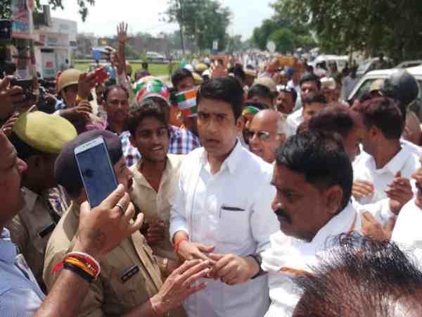 यूपी: राहुल गांधी की रैली में भिड़े भाजपा और कांग्रेस कार्यकर्ता, भाजपाईयों ने लगाए राहुल चोर व मुर्दाबाद के नारे यूपी: राहुल गांधी की रैली में भिड़े भाजपा और कांग्रेस कार्यकर्ता, भाजपाईयों ने लगाए राहुल चोर व मुर्दाबाद के नारे