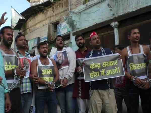 जंजीर में खुद को बांध सरकार के खिलाफ लगाए नारे जंजीर में खुद को बांध सरकार के खिलाफ लगाए नारे