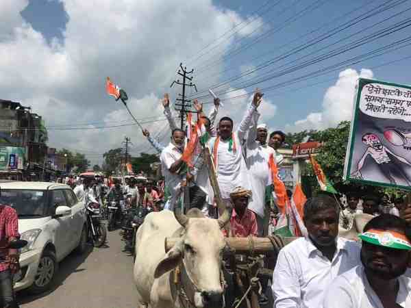 यूपी: भारत बंद कराने बैल गाड़ी से निकले कांग्रेसी नेता, नगर भ्रमण कर बंद कराई दुकाने यूपी: भारत बंद कराने बैल गाड़ी से निकले कांग्रेसी नेता, नगर भ्रमण कर बंद कराई दुकाने
