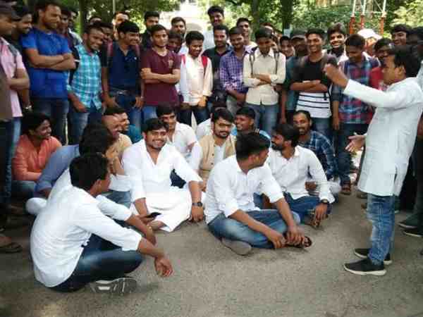 कर रहे थे धरना प्रदर्शन