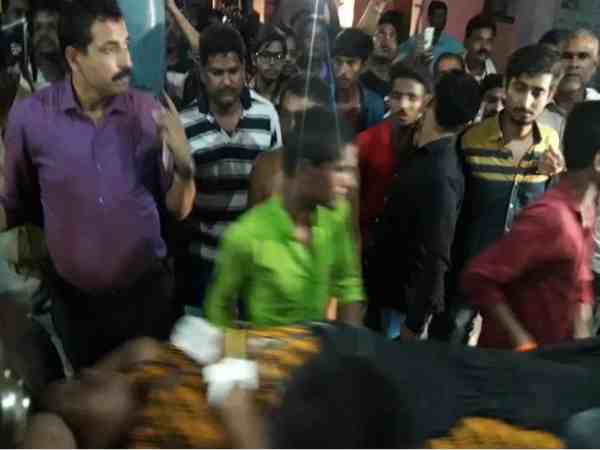 यूपी: सीएमओ की डांट सुन ऑपरेशन बीच में छोड़ चला गया डॉक्टर, गुस्साए परिजनों ने किया चक्का जाम
