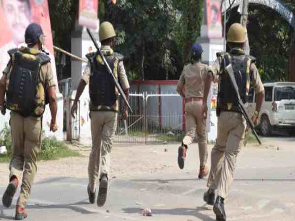 बमबाजी भी हुई 