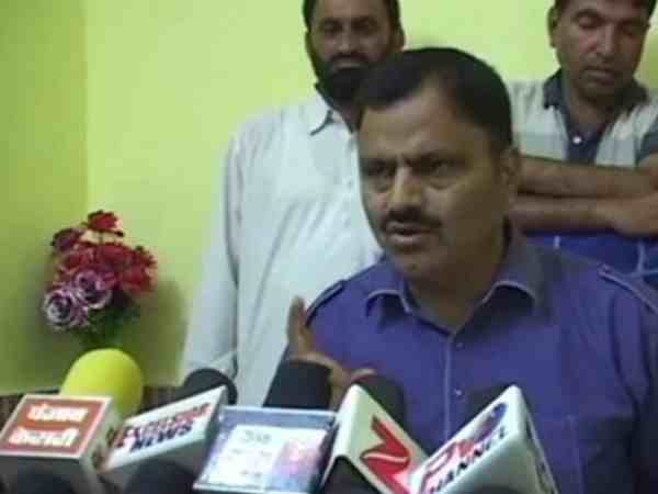 उमर अब्दुल्ला की पार्टी के नेता ने किया तिरंगे का अपमान उमर अब्दुल्ला की पार्टी के नेता ने किया तिरंगे का अपमान