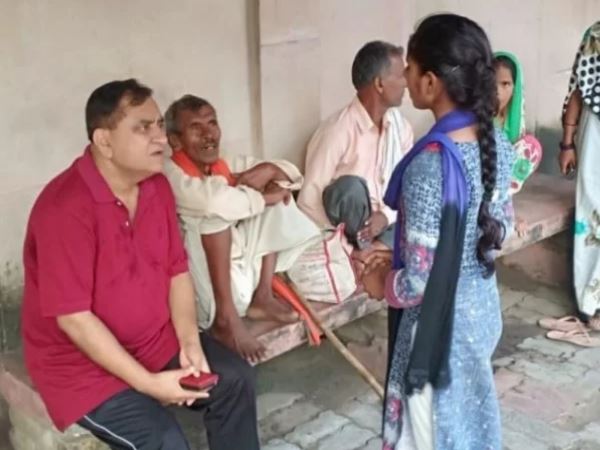 UP DGP OP singh meets the complainant in front of his house in lucknow UP DGP OP singh meets the complainant in front of his house in lucknow