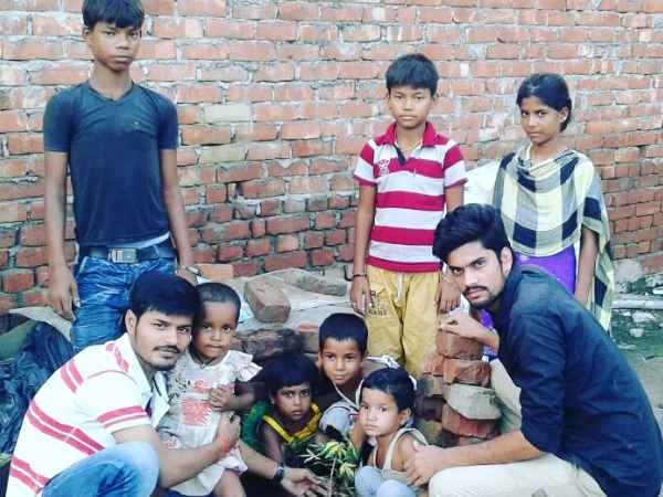 मलिन बस्तियों के बच्चों को किया जा रहा है साक्षर मलिन बस्तियों के बच्चों को किया जा रहा है साक्षर