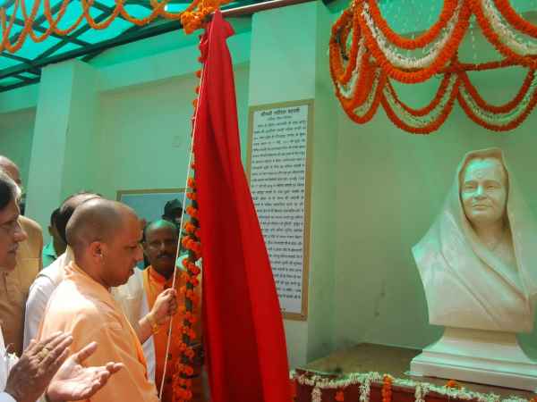 लाल बहादुर शास्त्री एवं उनकी पत्नी ललिता शास्त्री की प्रतिमा किया अनावरण लाल बहादुर शास्त्री एवं उनकी पत्नी ललिता शास्त्री की प्रतिमा किया अनावरण