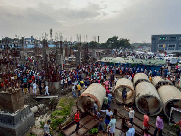कोलकाता में माझेरहाट फ्लाईओवर गिरा: तस्‍वीरें सन्‍न कर देंगी