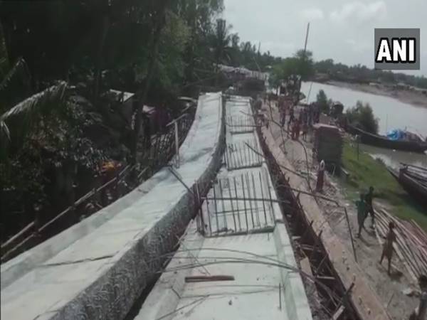 West Bengal: An under-construction bridge collapsed on Kalnagini river at Kakdwip in South 24 Parganas district West Bengal: An under-construction bridge collapsed on Kalnagini river at Kakdwip in South 24 Parganas district