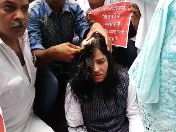 सिर मुंडवाकर भीख मांगकर किया प्रदर्शन