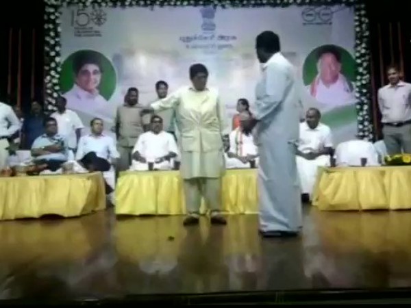 बेदी ने आयोजकों से कहकर माइक बंद करवा दिया बेदी ने आयोजकों से कहकर माइक बंद करवा दिया